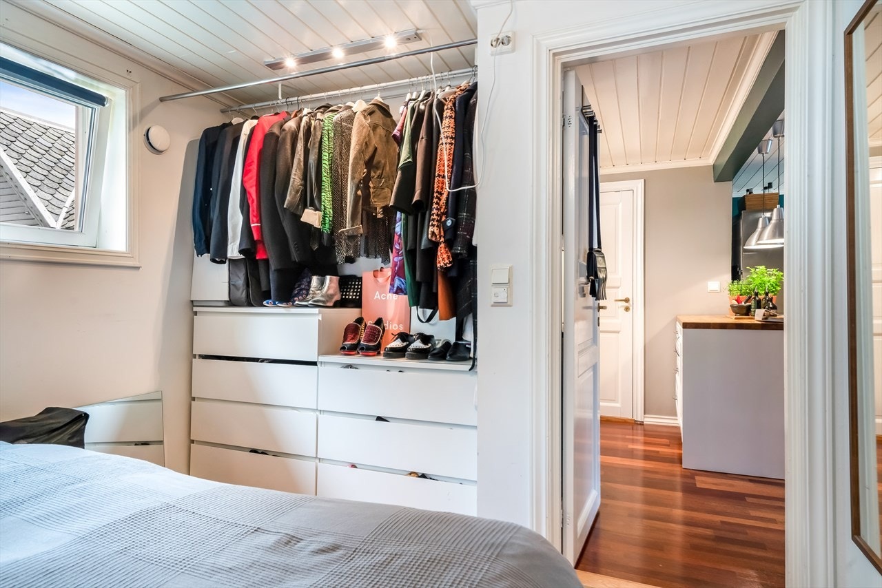 På soverommet er det laget til flotte garderobeløsninger. Galleribilde