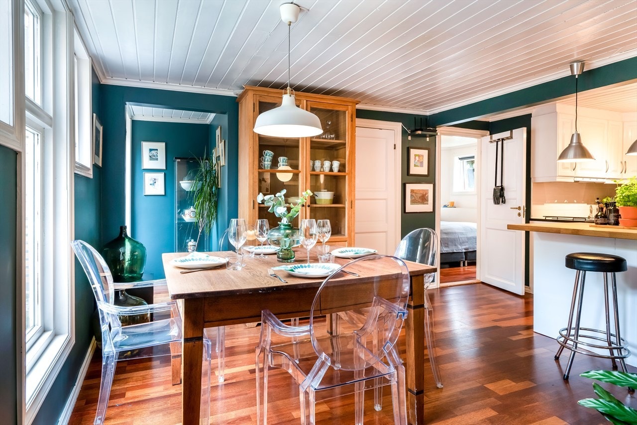 Spiseplassen er praktisk plassert nært kjøkkenet. Galleribilde