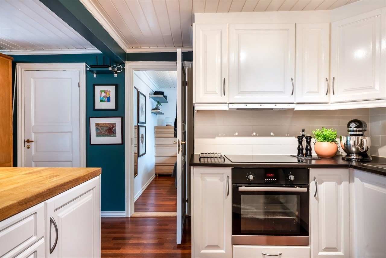 På kjøkkenet er alle hvitevarene integrert. Galleribilde