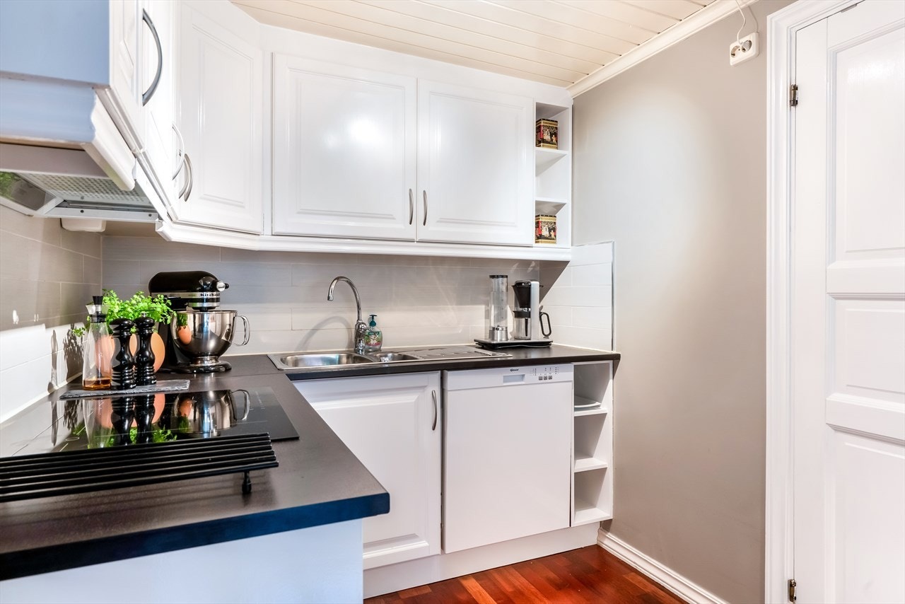 Her er det godt med skap og benkeplass! Galleribilde