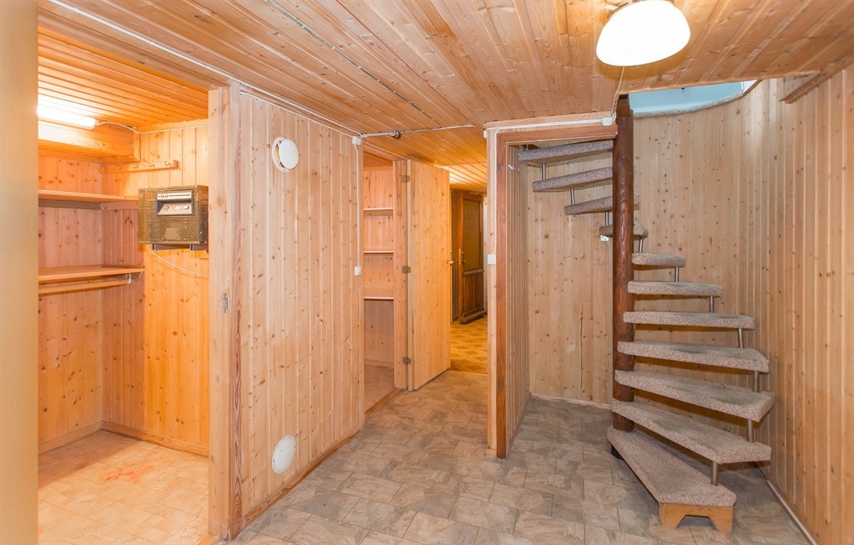 Kjellergang m/trapp innvendig. Det er også adkomst fra utsiden. Galleribilde