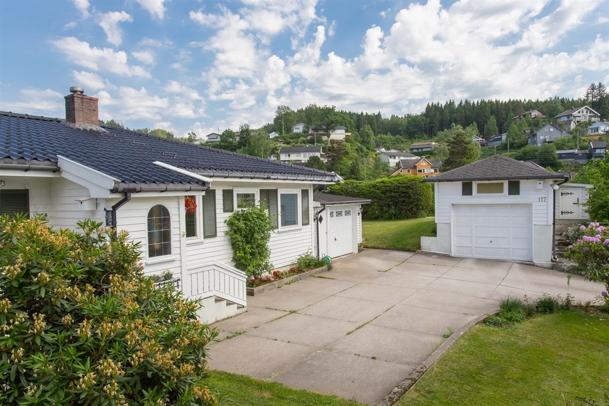 Oversikt tun (betong). To garasjer. Galleribilde