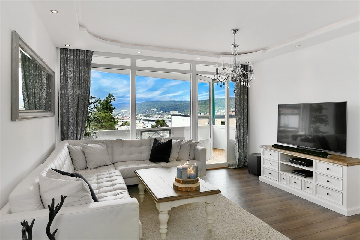 Stuen er lys og innbydende med nedfelt himling med downlights. Galleribilde