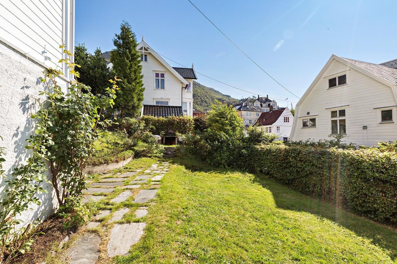 Pen hage i front av huset. Galleribilde