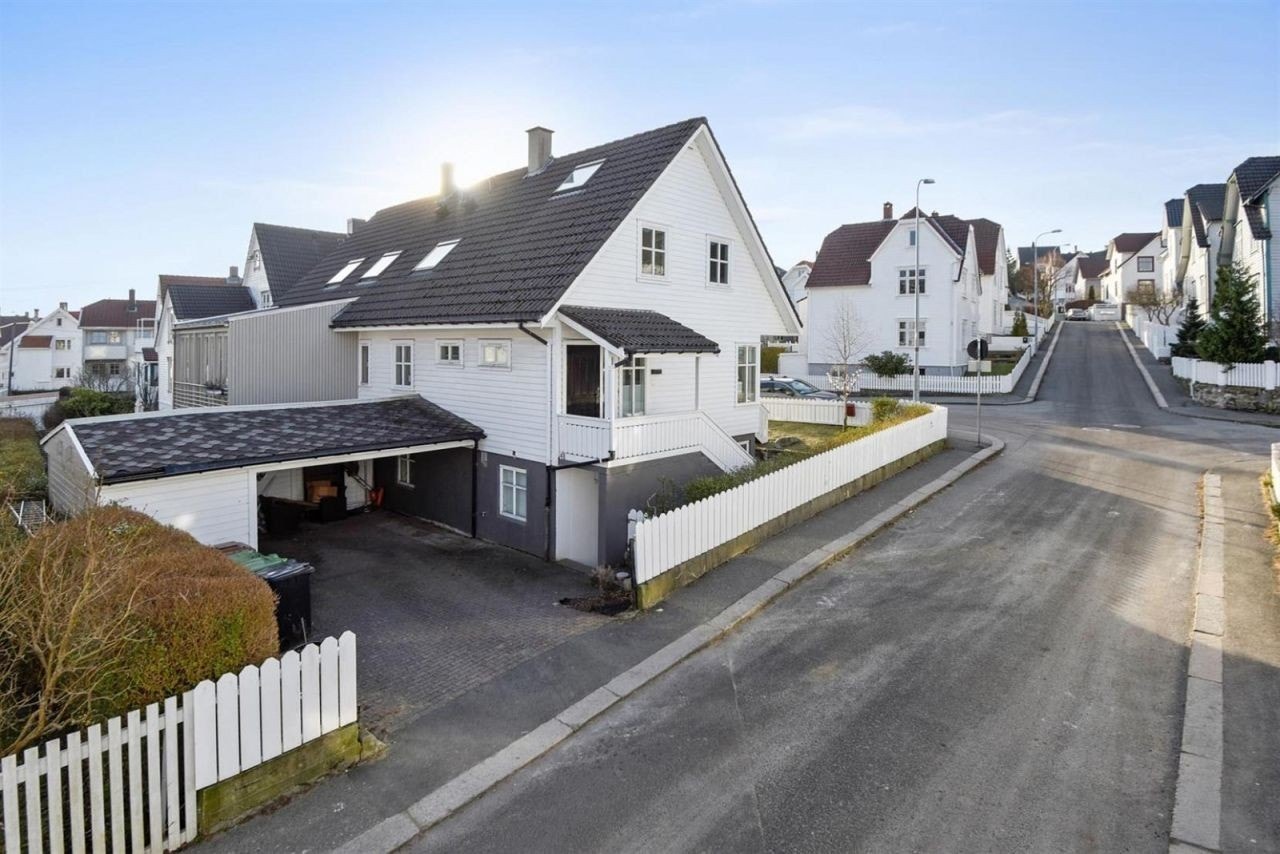 Høy og lys hybel leilighet i rolig kvarter nær sentrum Galleribilde