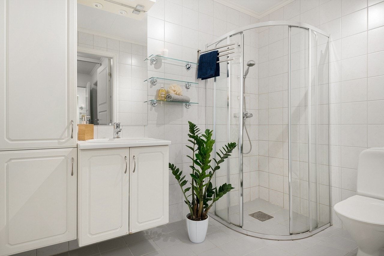 Badet er stilrent, og har en romslig innredning til oppbevaring av de viktige tingene. Galleribilde