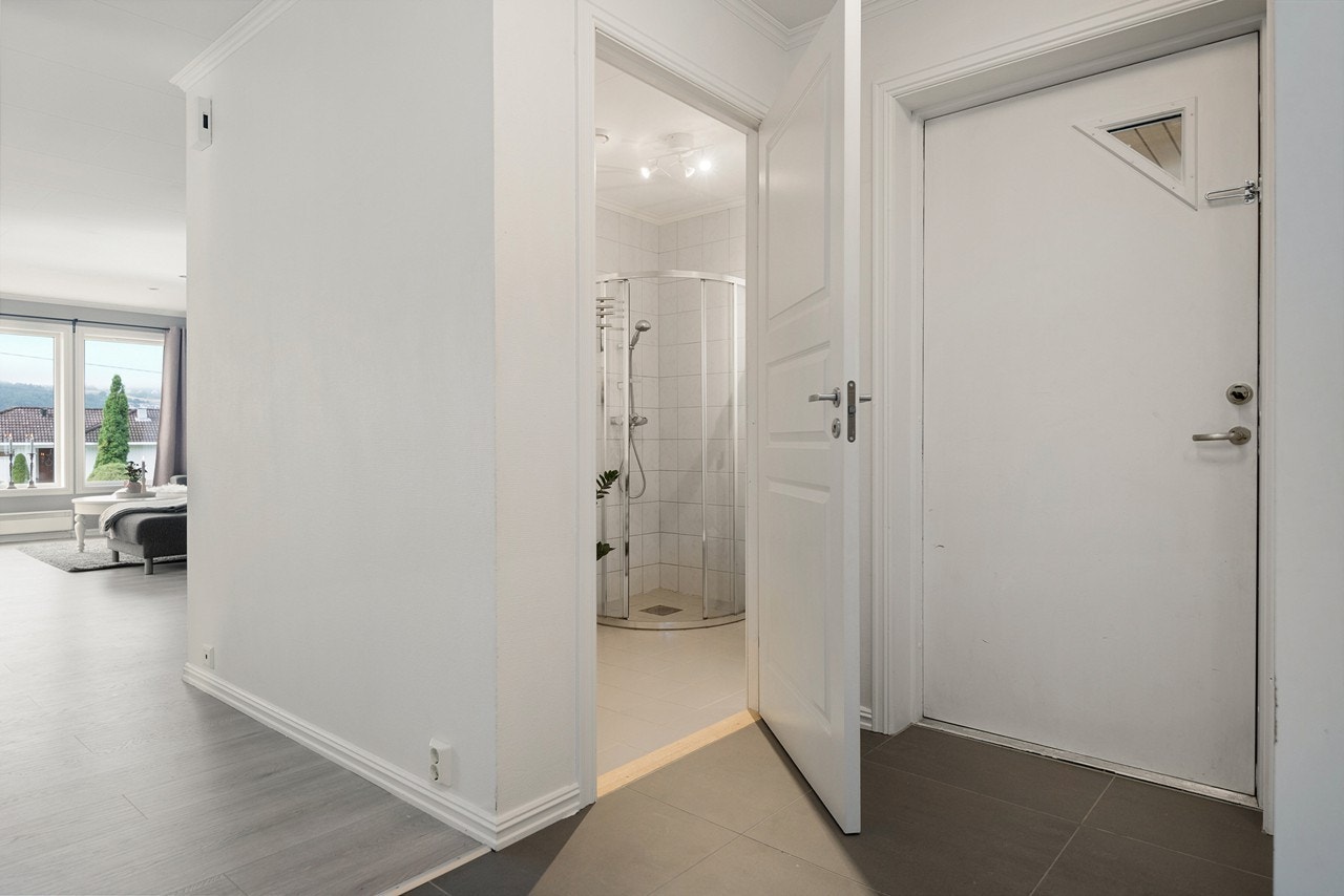 Leilighetens gang er nylig flislagt med 60x60 flislaminat. Galleribilde