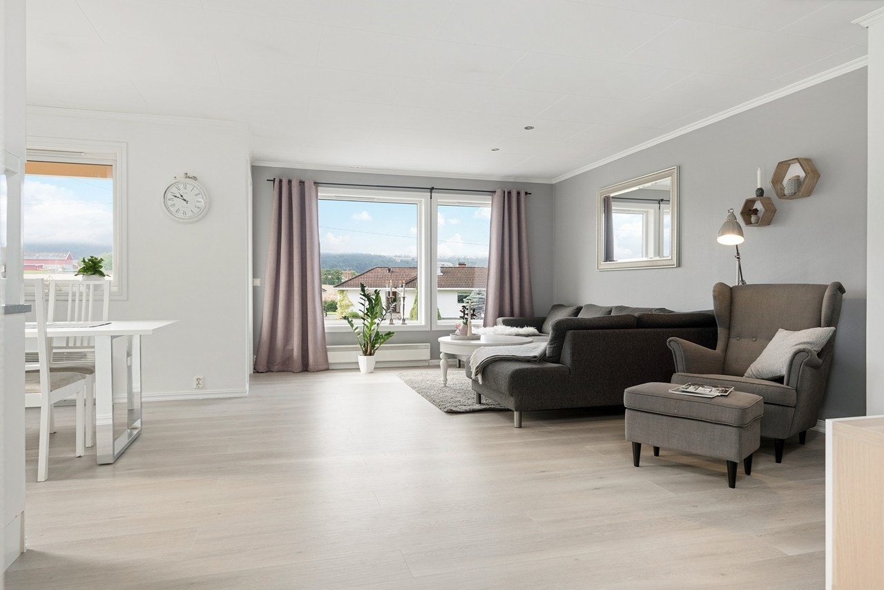 Stuen er innbydende med god plass til sofa, tv-møblement og spisebord. Galleribilde