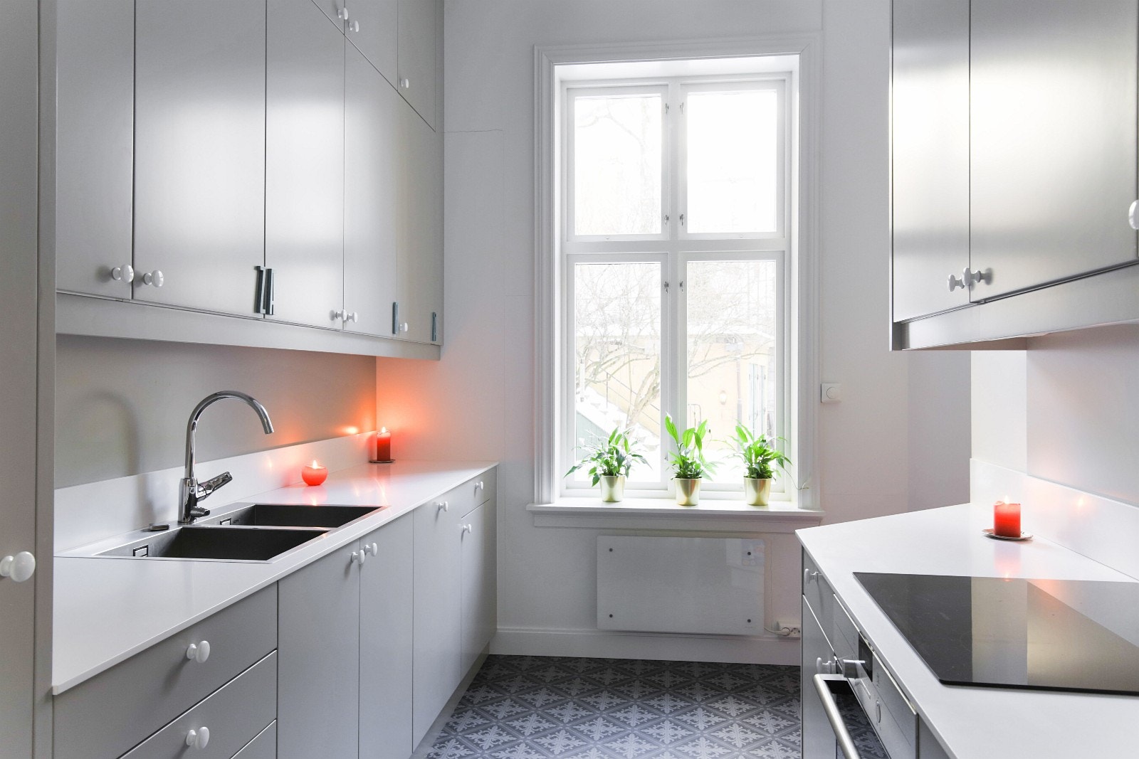 Moderne og nytt kjøkken med private skap (spisebord er ikke med på bildet, men står bak platetopp til høyre for vindu). Galleribilde