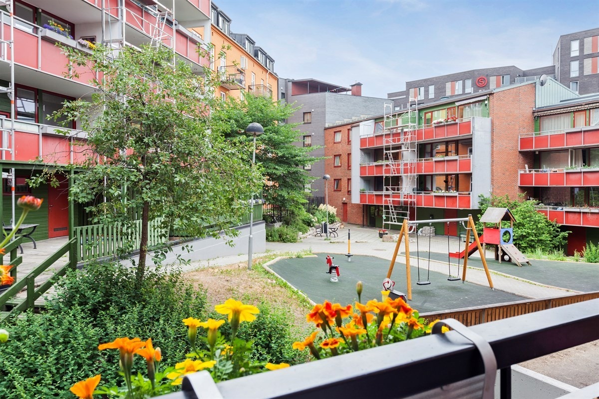 Utsyn mot bakgården med lekeareal fra balkongen. Galleribilde