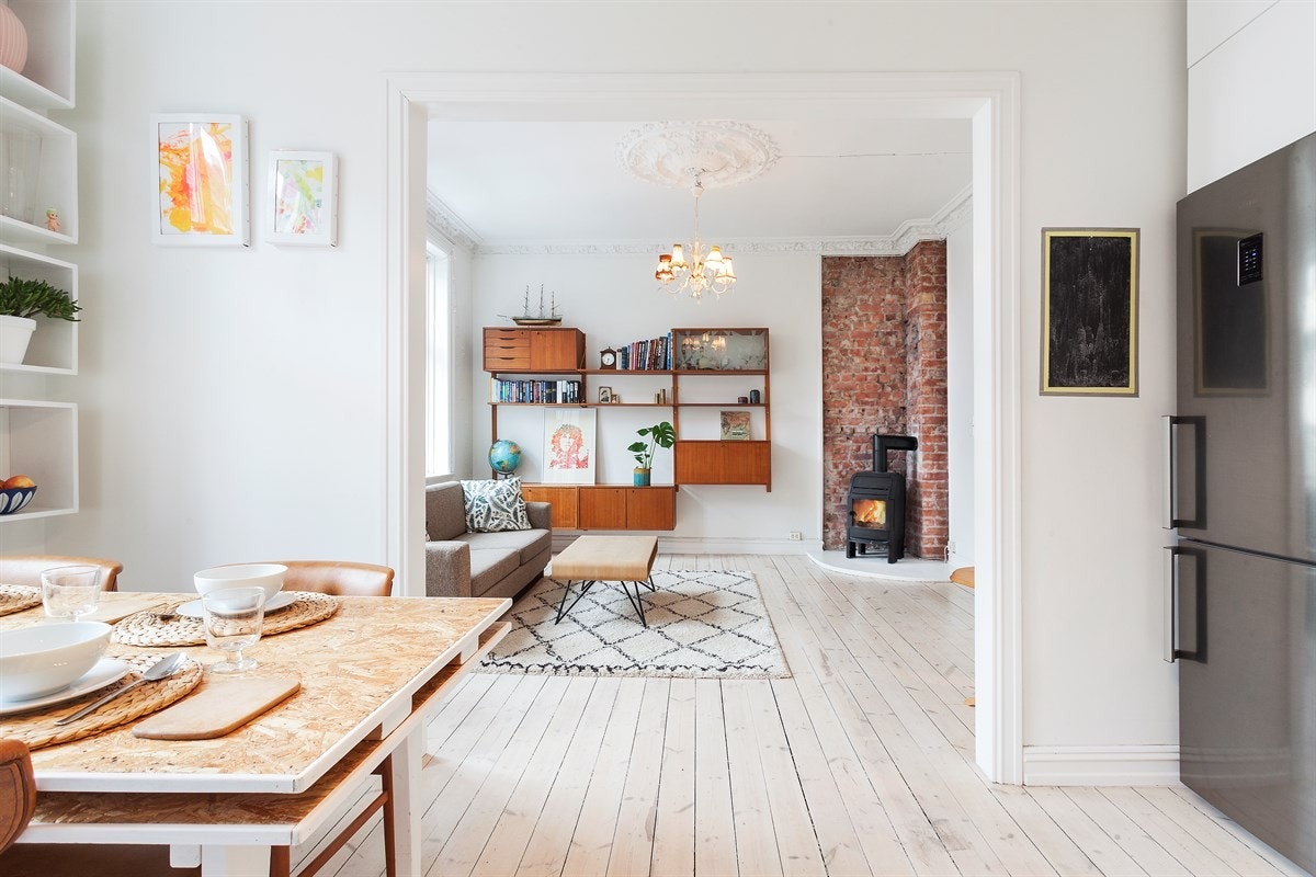 God plass til spisebord på kjøkkenet. Galleribilde