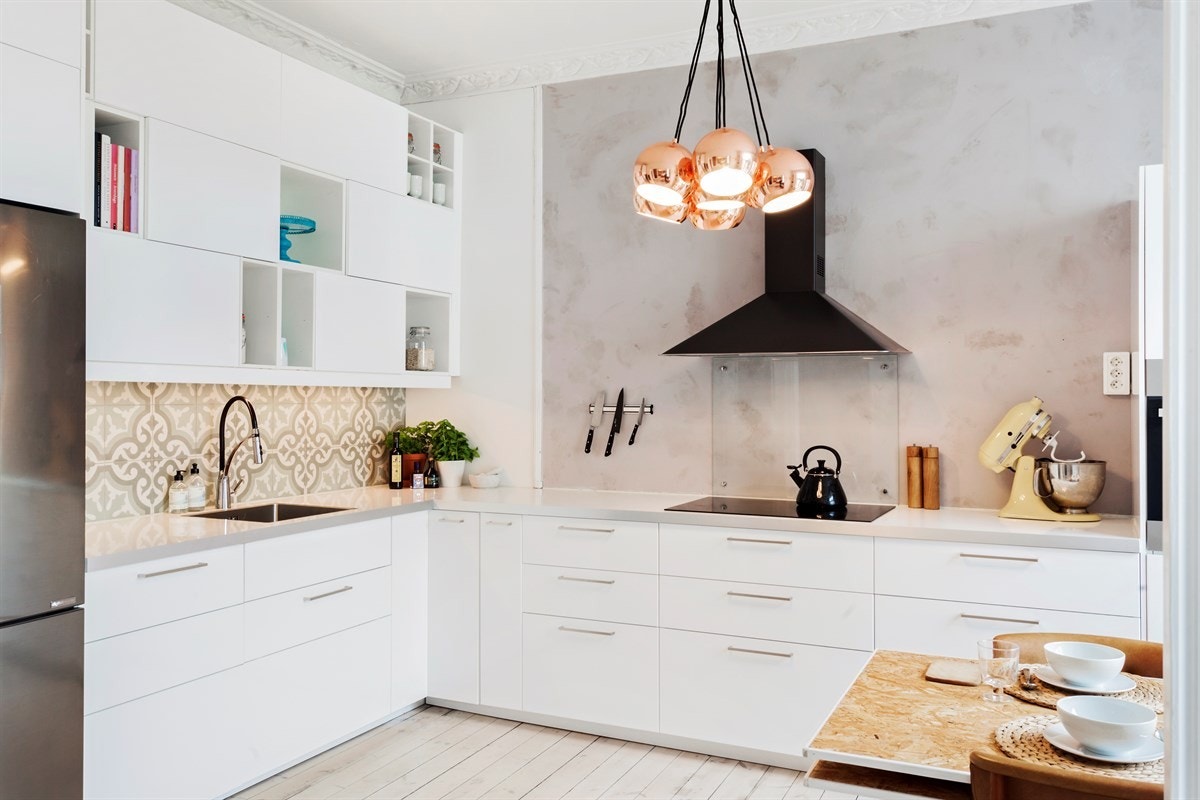 Stilren kontrastvegg over benkeplate. Galleribilde