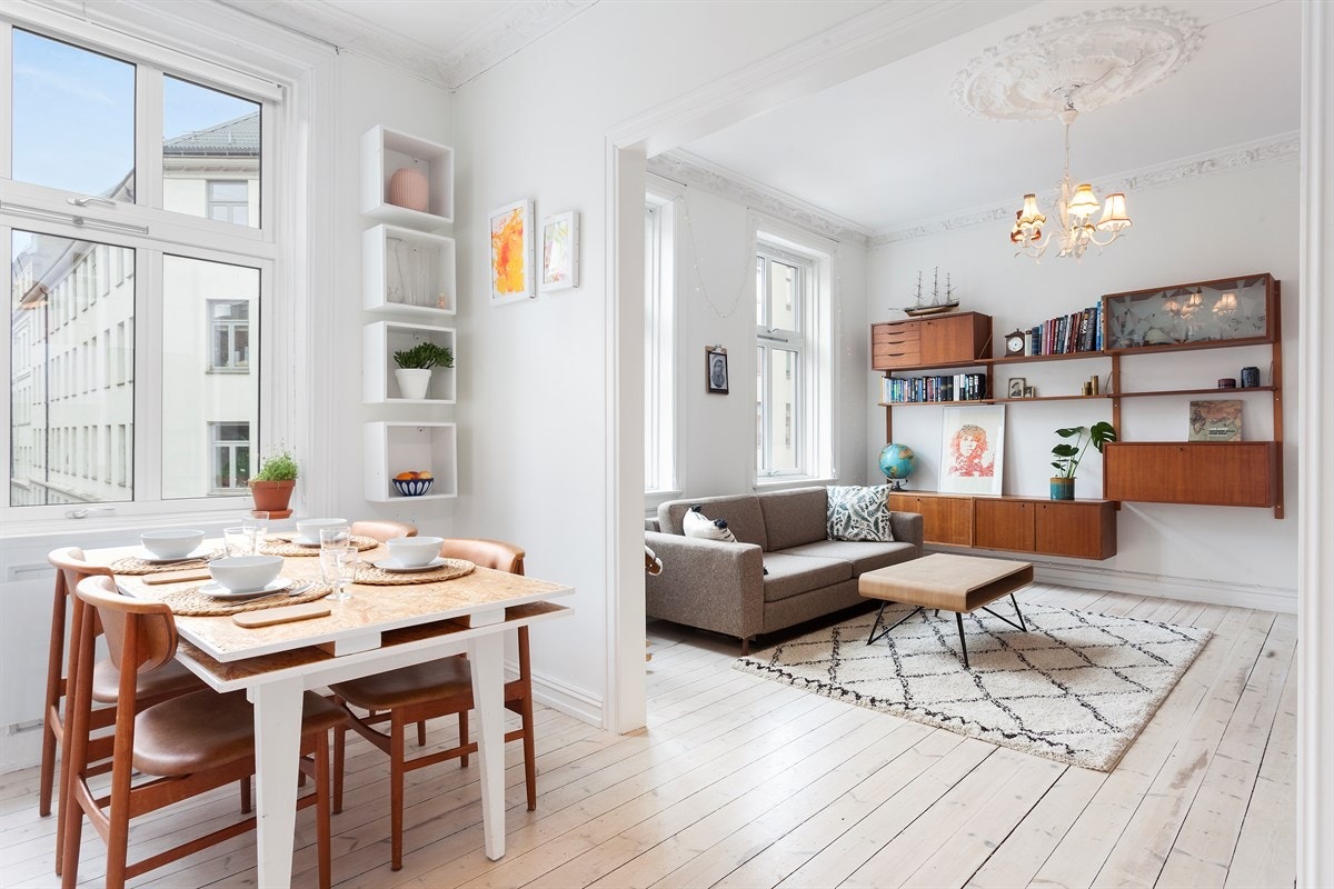 Store vinduer på kjøkken og i stuen bidrar med mye naturlig lys. Galleribilde