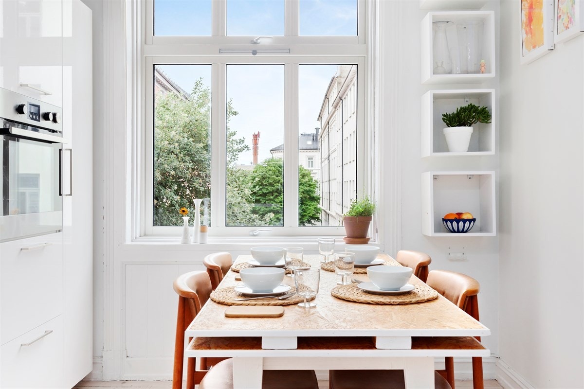 Hyggelig spiseplass med flott utsyn nedover Professor Lochmannsgate. Galleribilde