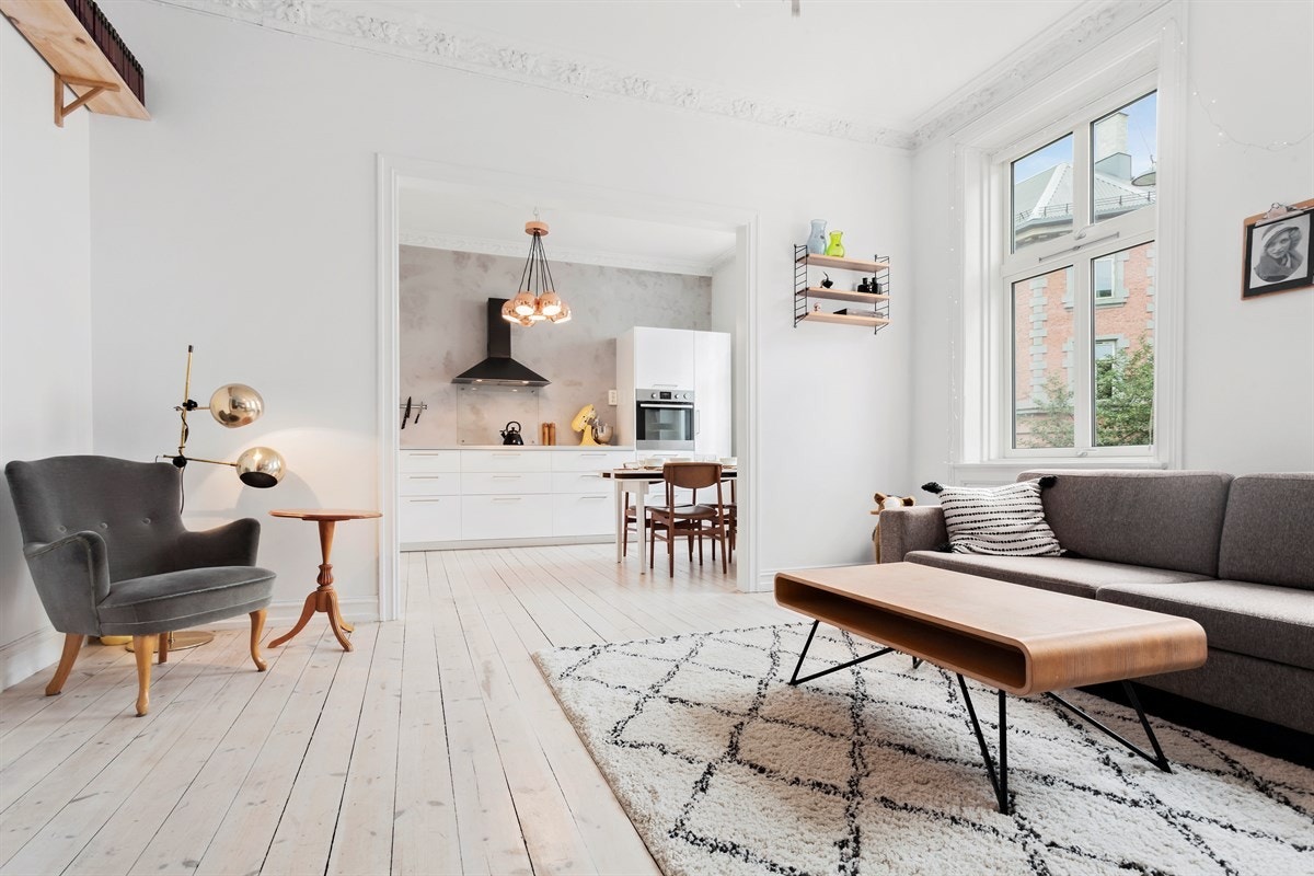 Luftig løsning mellom stuen og kjøkkenet. Galleribilde