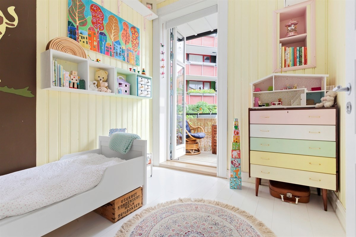 Soverom 2 med direkte adkomst til balkong mot bakgård. Galleribilde