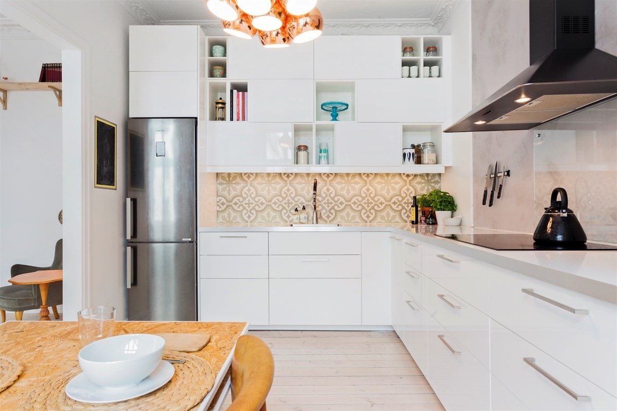 Lekkert innholdsrikt kjøkken med masse lagringsplass. Galleribilde