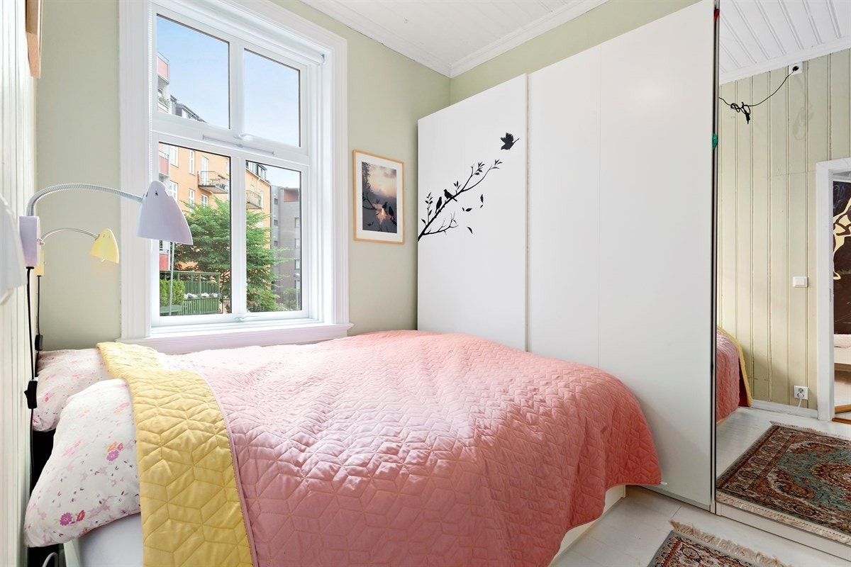 Soverom med rikelig med oppbevaringsplass i skyvedørsgarderobe. Galleribilde