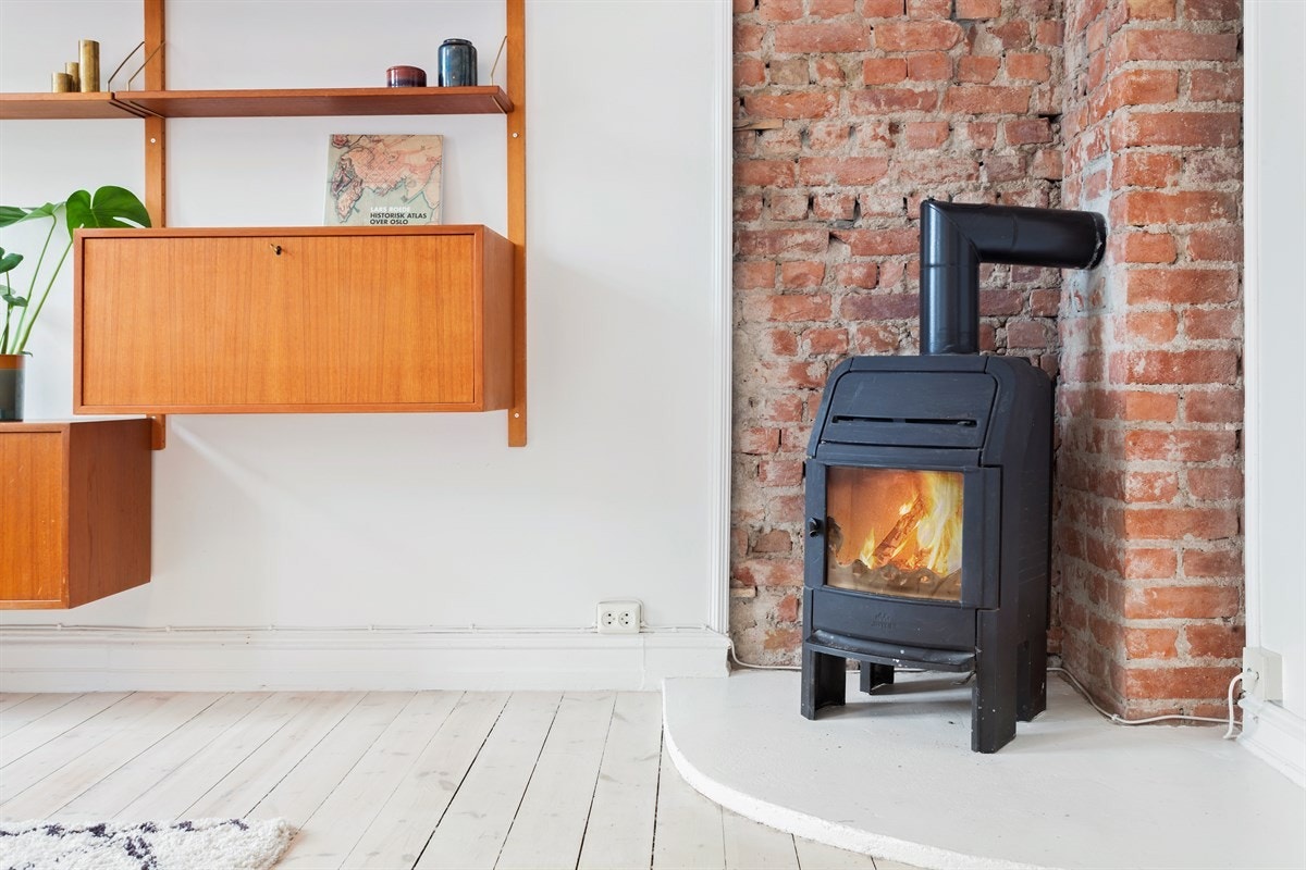 Moderne vedovn i stuen. Galleribilde