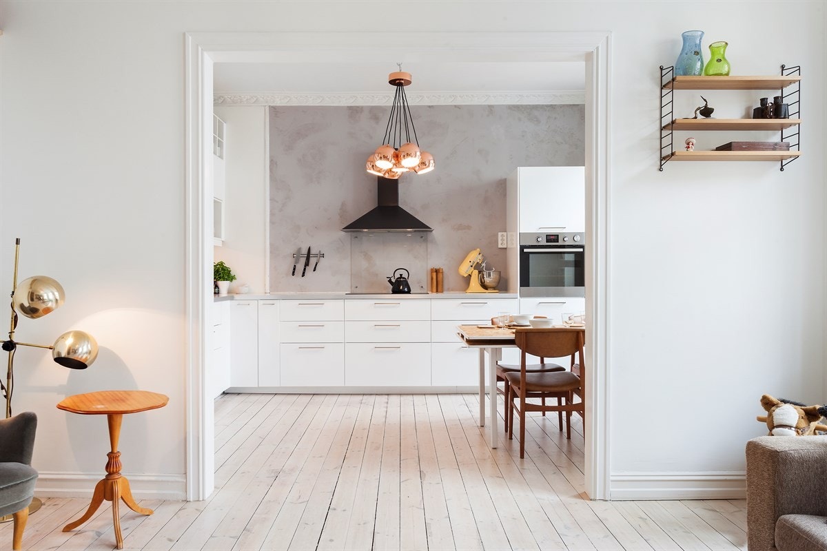 Direkte og åpenløsning mellom stuen og kjøkkenet. Galleribilde