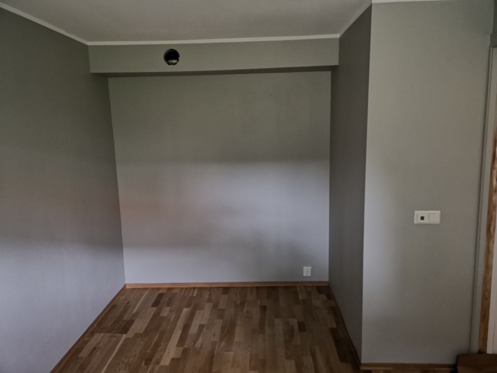 Soverom 1 , lysgrå vegger , parkett på gulv Galleribilde