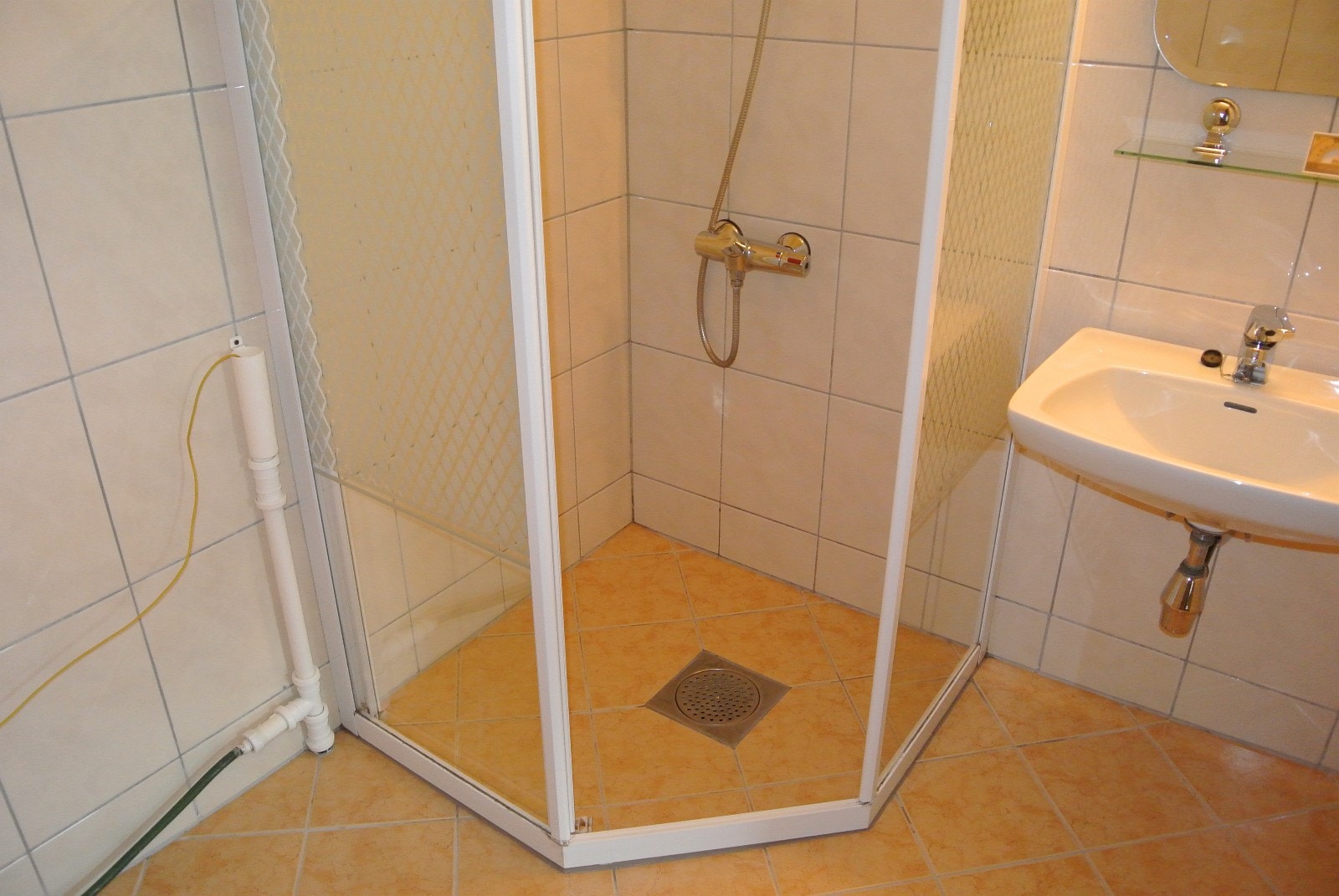 Dusjhjørne i herdet glass Galleribilde