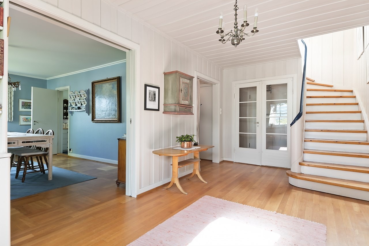 Fra hallen er det tilgang til stue, spisestue og garderoberom samt trapp opp til 2.etasje Galleribilde