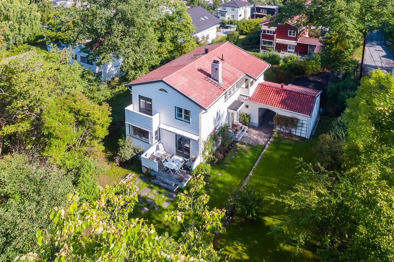 Dette er en unik og sjarmerende eiendom, beliggende i et attraktivt og veletablert boligområde Galleribilde