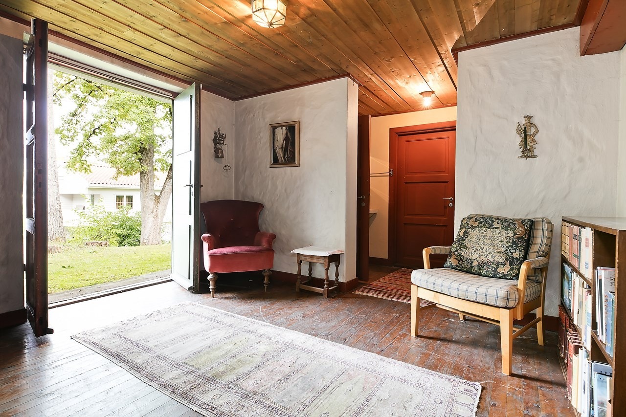 I underetasjen er det peisestue med egen inngang. Etasjen består ellers av vaskerom, toalett, fyrrom og flere boder Galleribilde