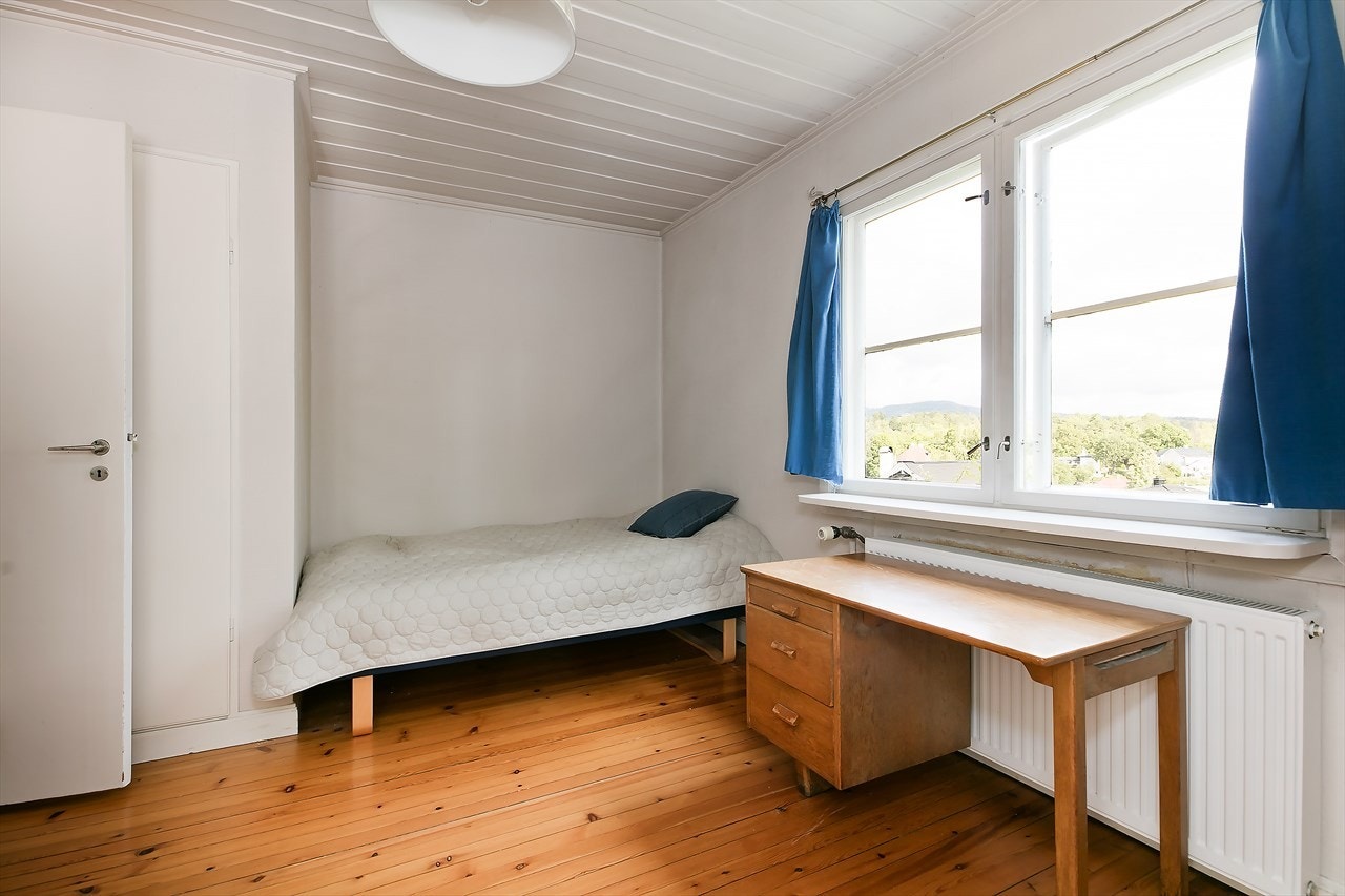 Soverom med veranda, samt god plass til seng, skrivebord, skap e.l. Galleribilde