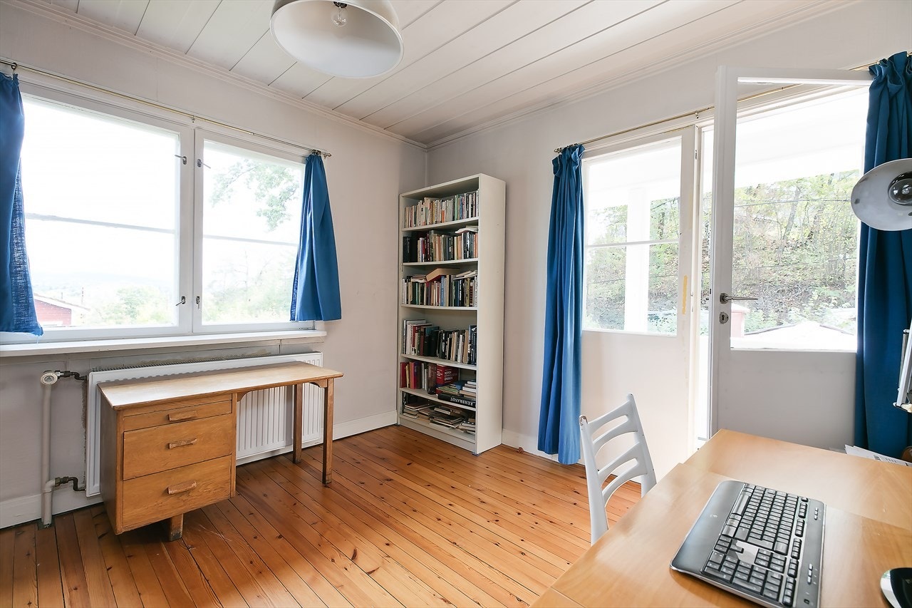 Det er totalt 4 soverom i 2.etasje. Alle av god størrelse. Dette rommet har egen veranda på ca. 4,5 kvm Galleribilde
