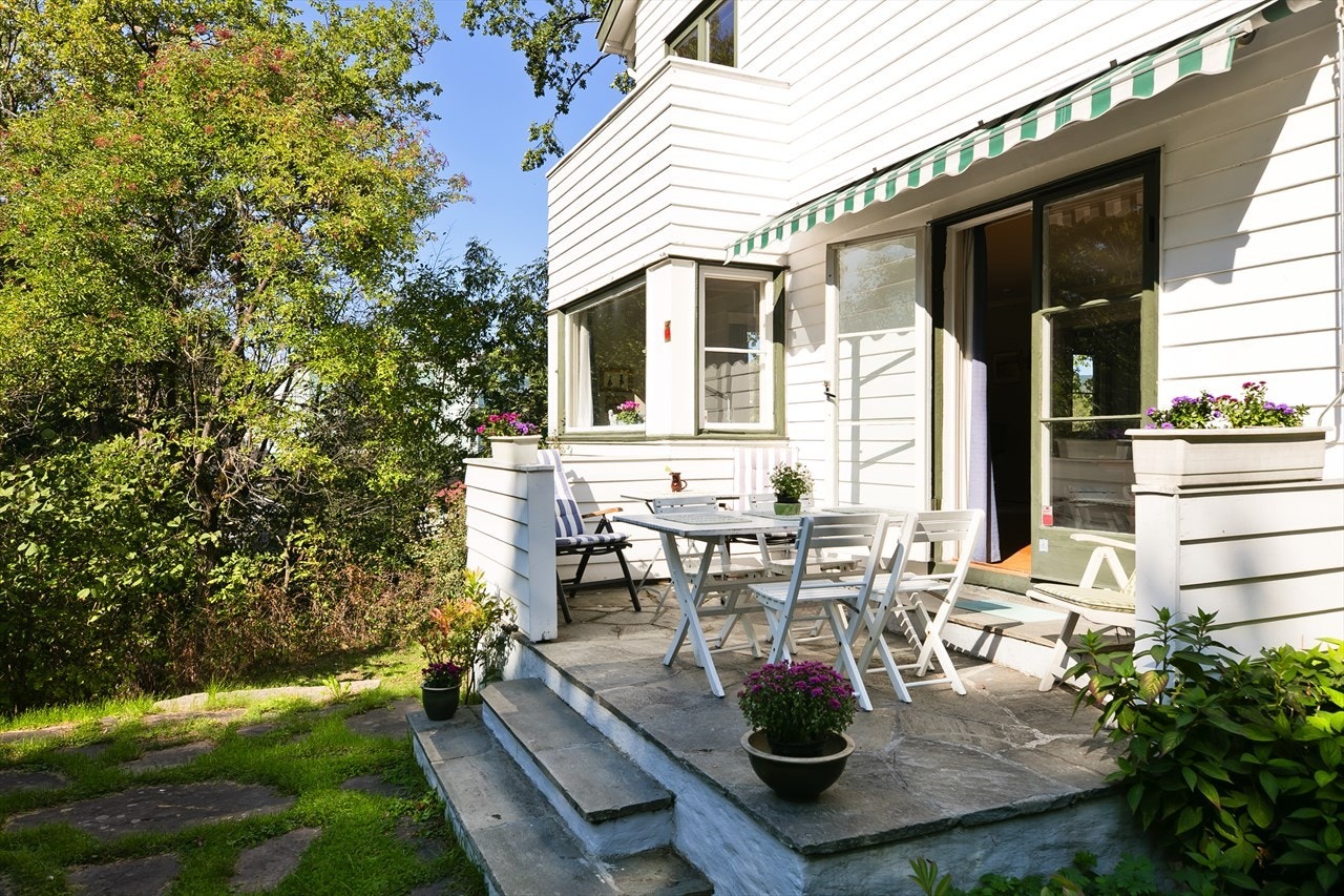 Skjermet og usjenert terrasse med god plass til et spisebord og grill e.l. Galleribilde