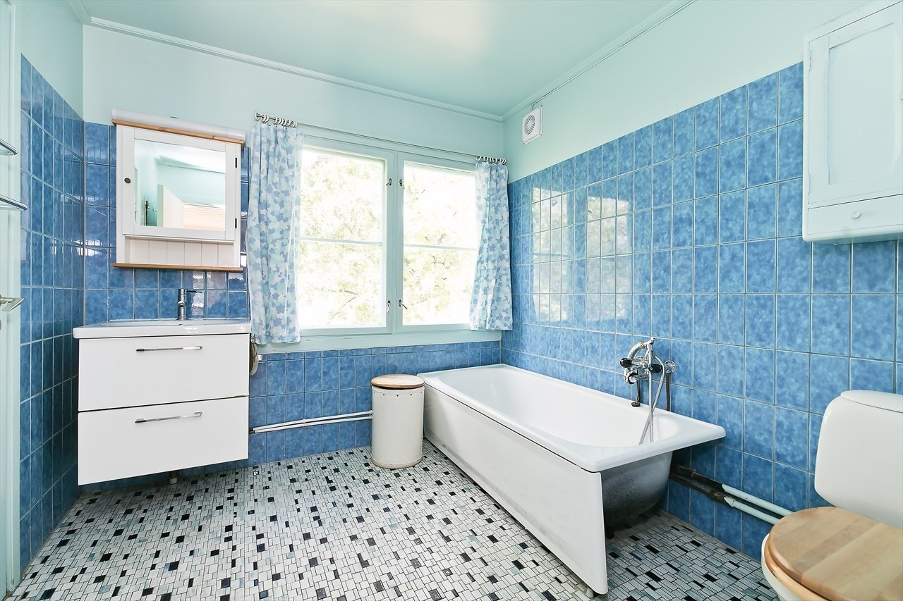 Badet har fliser på gulv med varmekabler. Delvis fliser og delvis plater på vegg Galleribilde