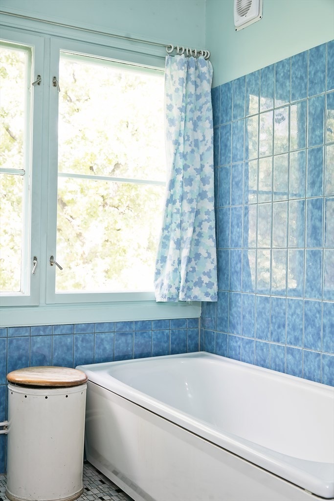 Vindu på badet gir godt med naturlig lys samt god luftemulighet Galleribilde