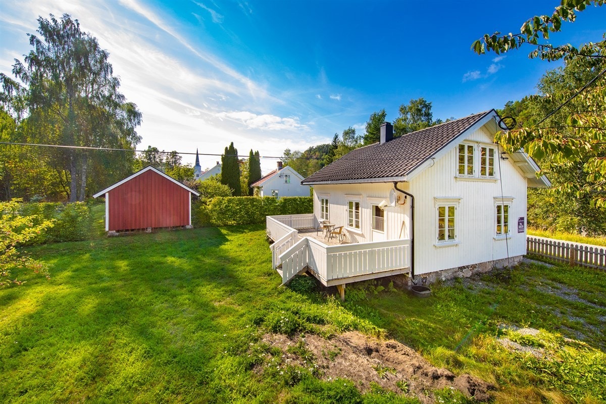 Utgang til hage fra terrasse Galleribilde