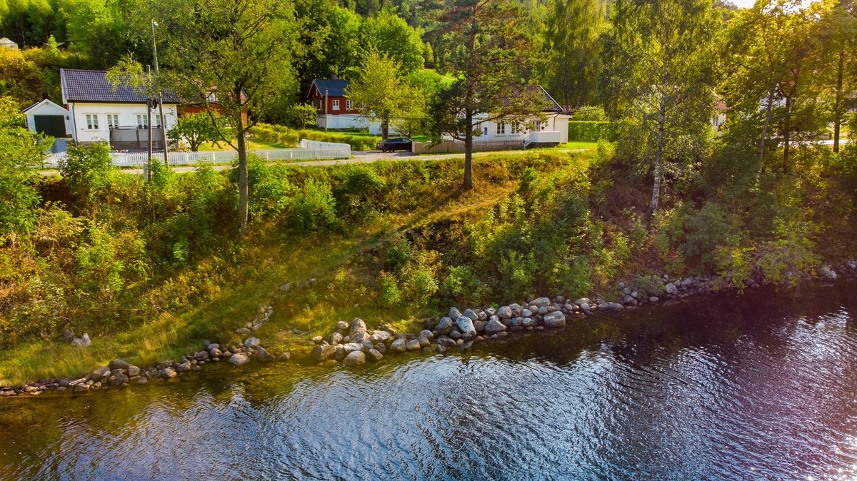 Eiendommen sett fra elven Galleribilde