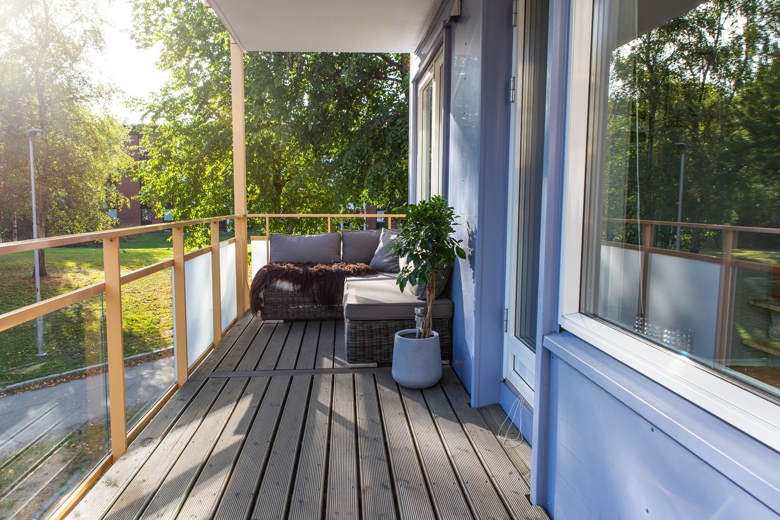 Stor og solrik balkong Galleribilde