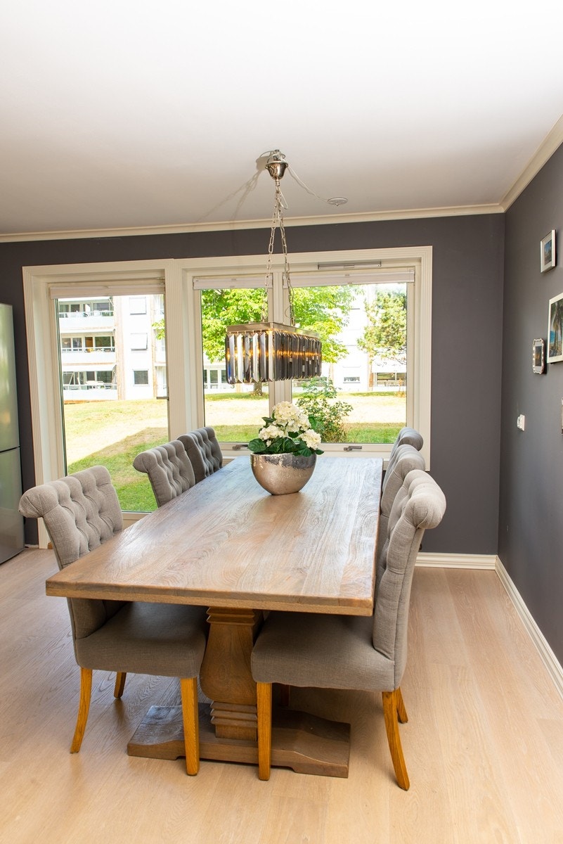 Delikat og romslig kjøkken med stort spisebord. Utgang til grøntarealer Galleribilde