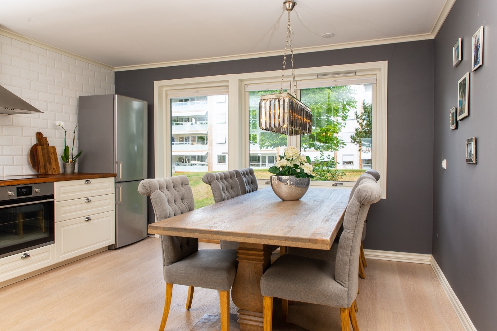 Delikat og stort kjøkken med stort spisebord. Utgang til grøntarealer Galleribilde