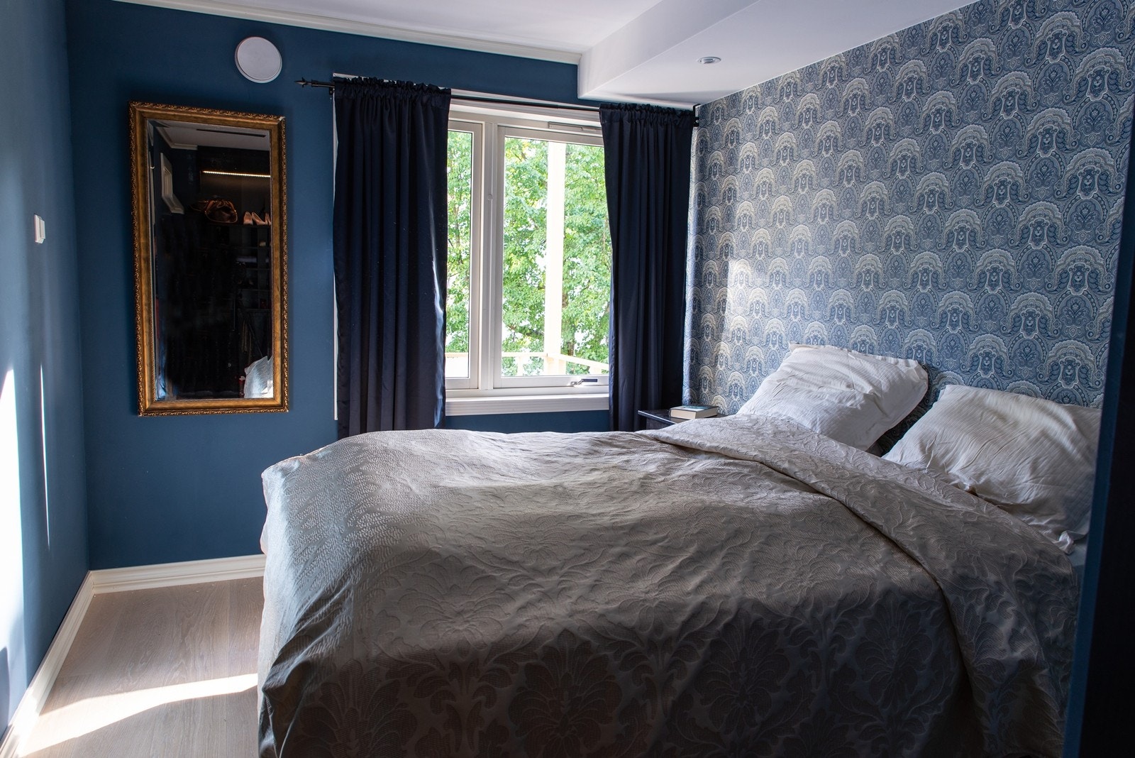 Romslig hovedsoverom med walk in garderobe Galleribilde