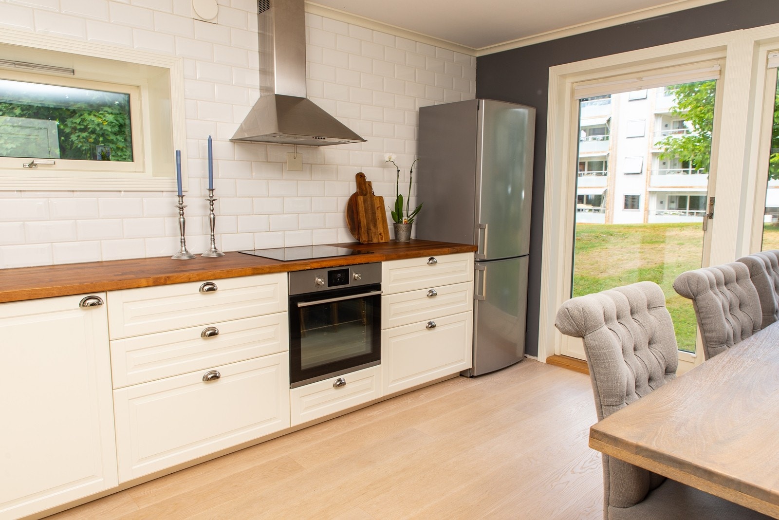 Delikat og stort kjøkken med stort spisebord. Utgang til grøntarealer Galleribilde