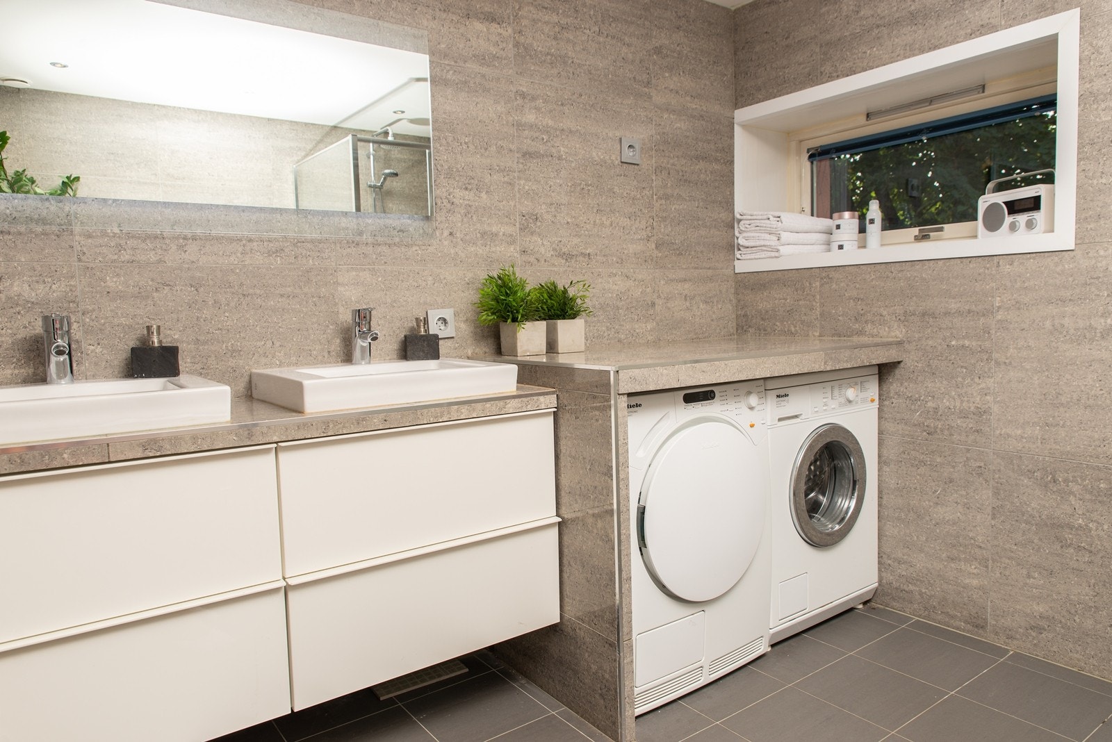 Rålekkert bad med opplegg for vaskemaskin og tørketrommel Galleribilde