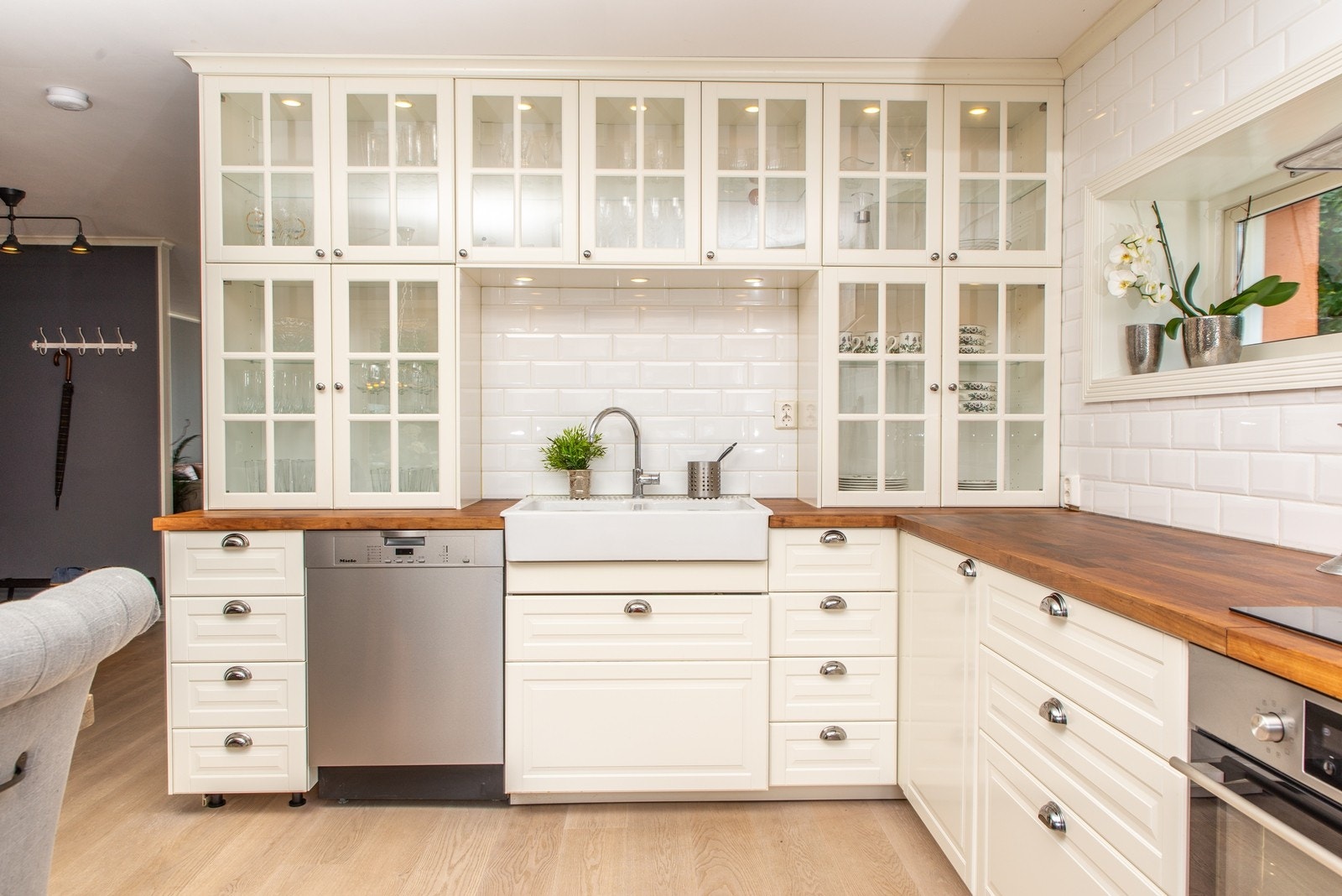 Delikat og stort kjøkken med stort spisebord. Utgang til grøntarealer Galleribilde