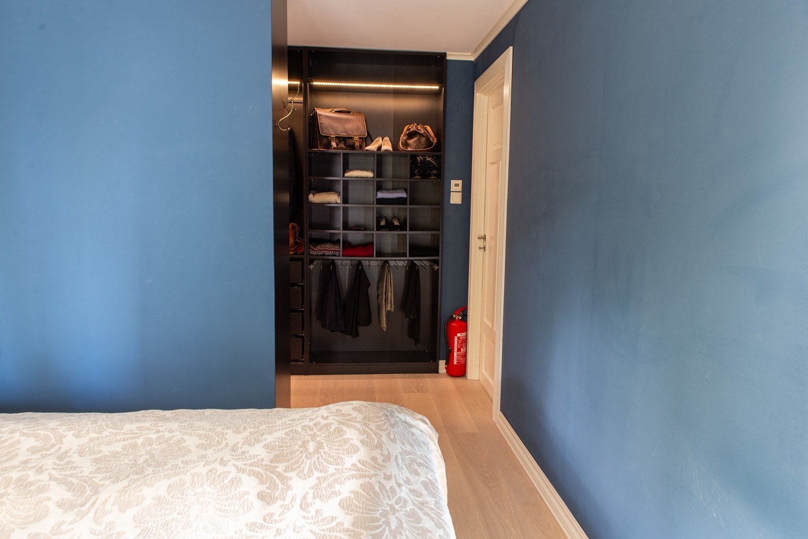 Romslig hovedsoverom med walk in garderobe Galleribilde