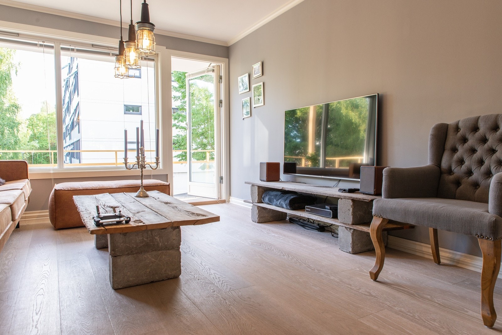 Utgang til solrik balkong Galleribilde