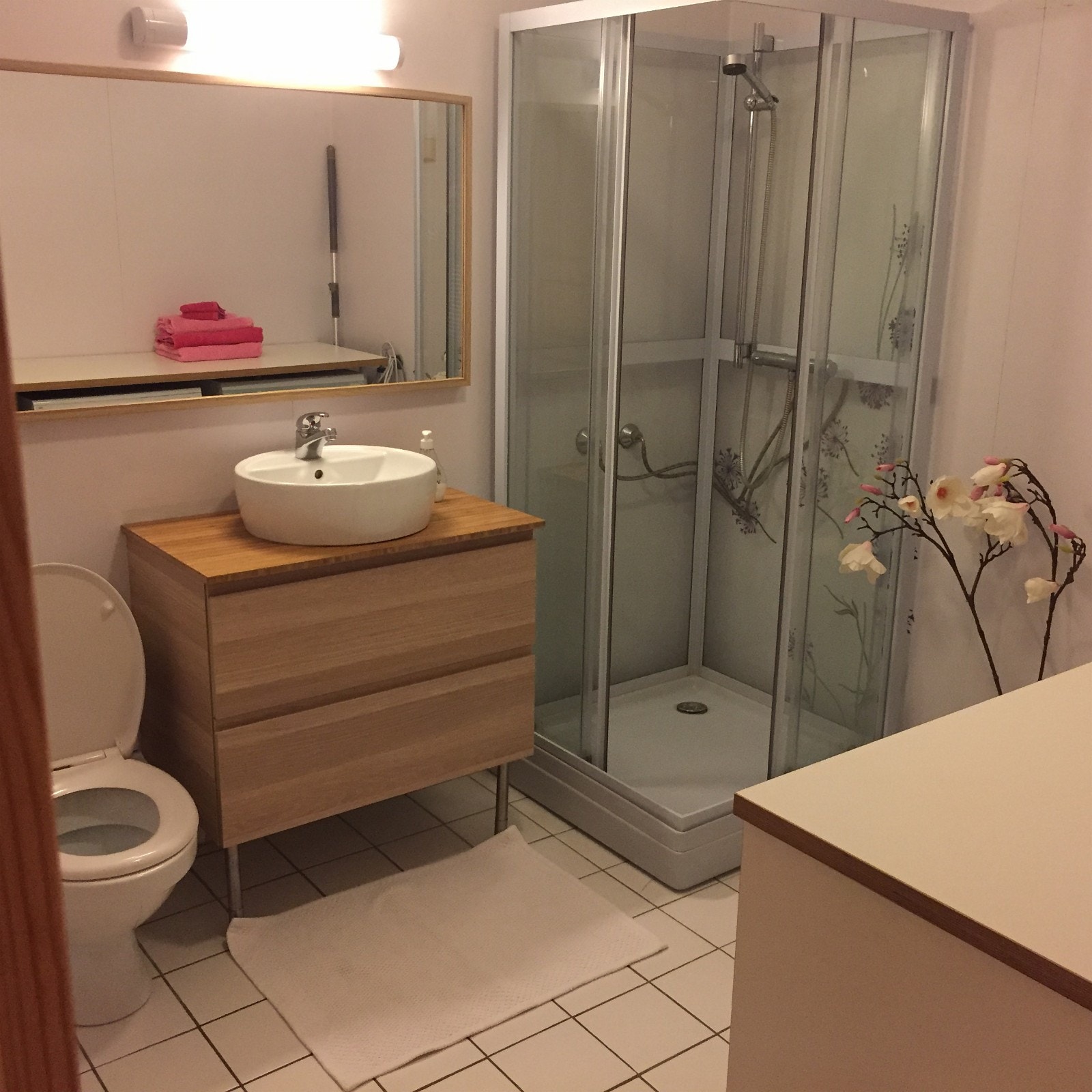 Vaskemaskin og tørketrommel på bad Galleribilde