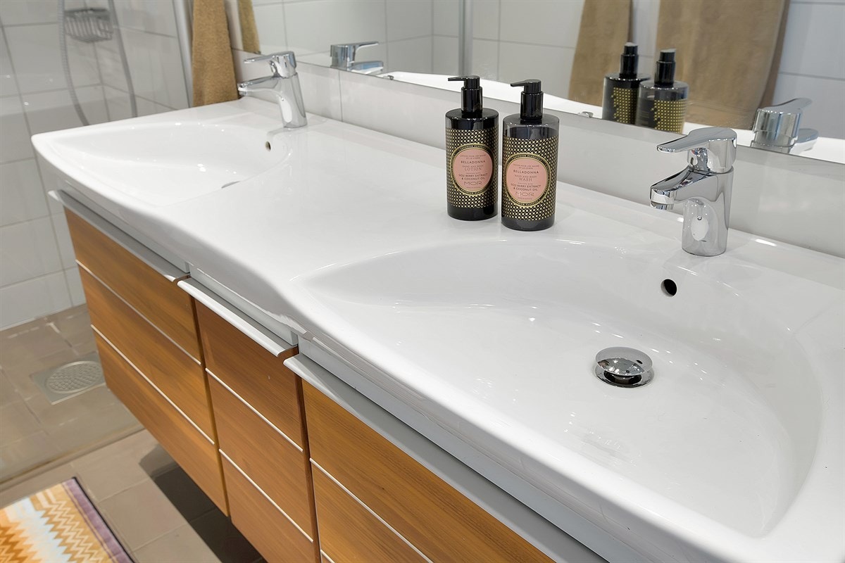 Dobbel servant på bad til hovedsoverom Galleribilde