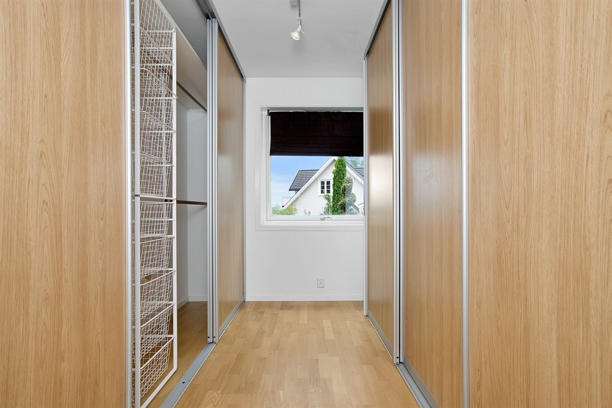 Det andre soverommet i sokkeletasje har selger brukt som garderoberom Galleribilde