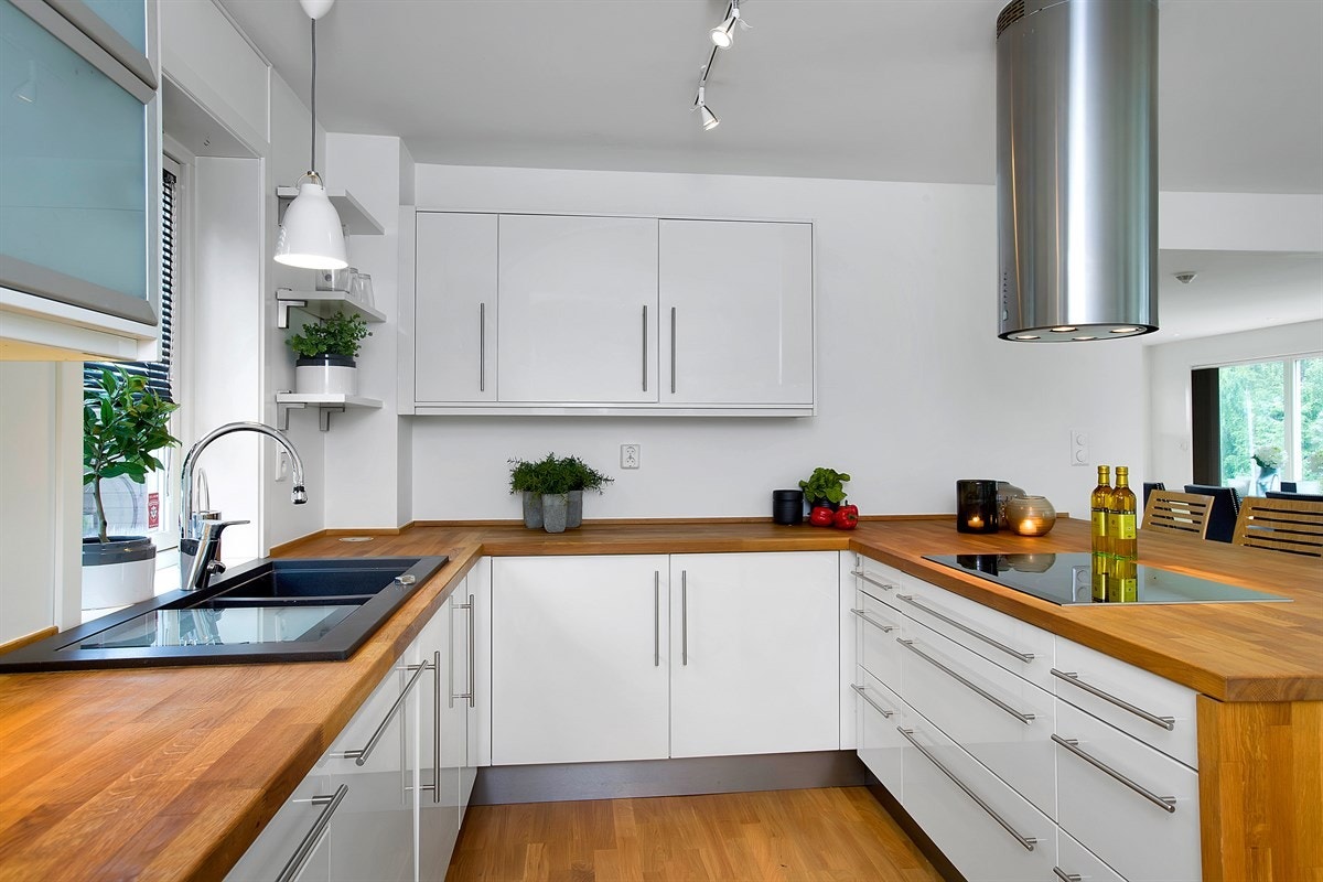 Mye benkeplass på kjøkkenet Galleribilde