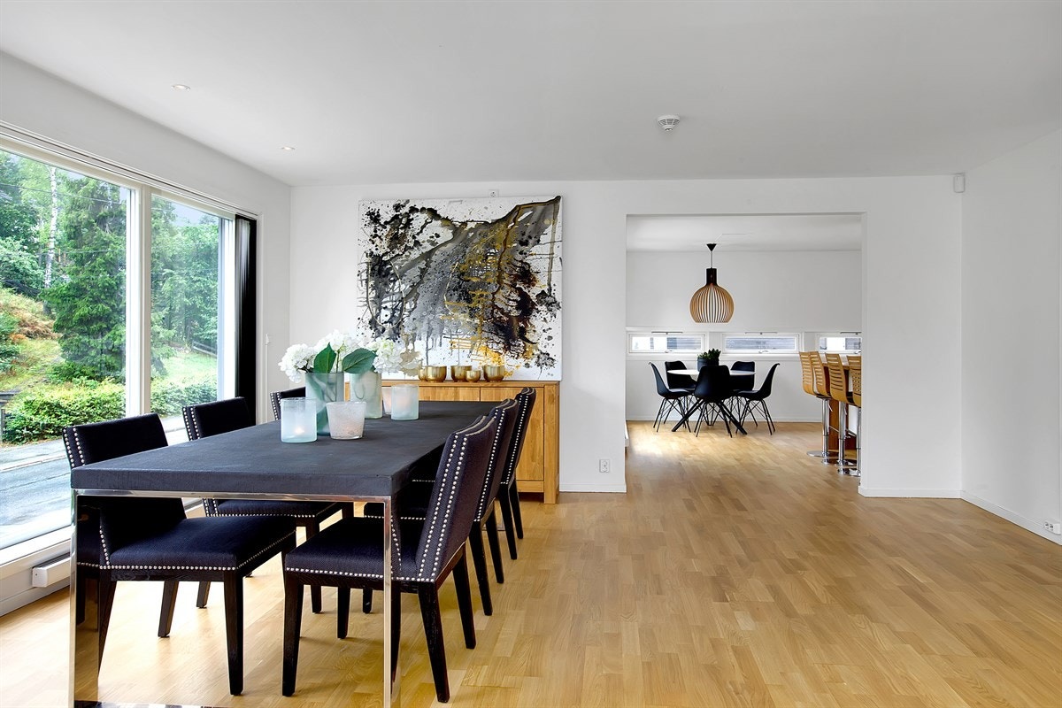 Spisestue med store vindusflater Galleribilde